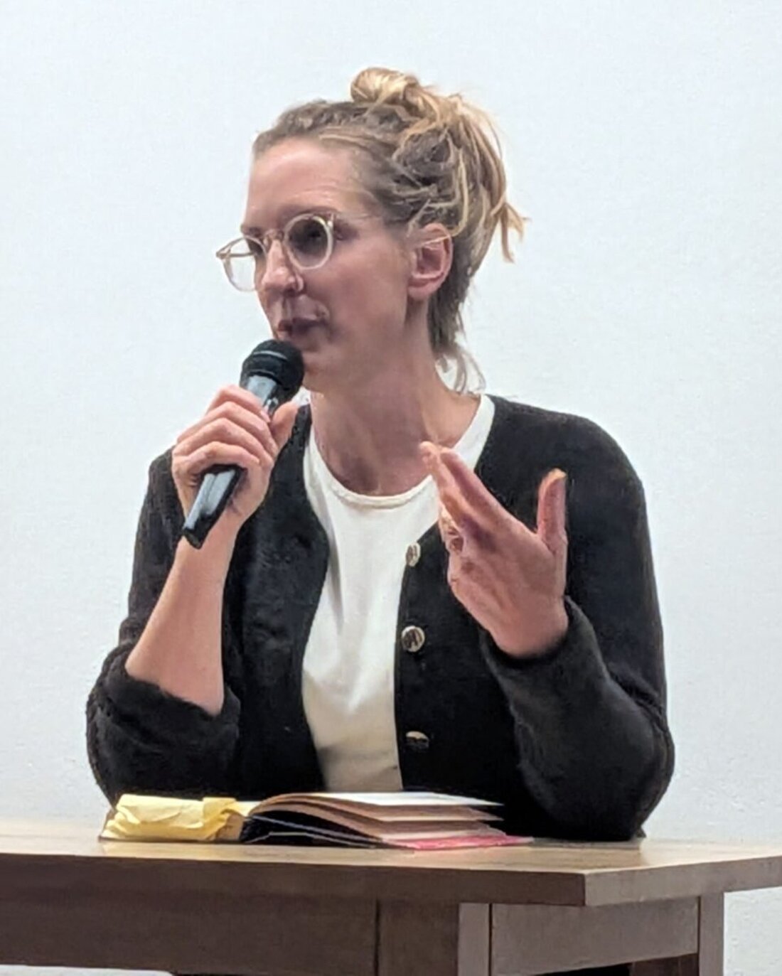 Schwarzenfeld. Die bekannte Moderatorin und Autorin Caro Matzko gastierte mit ihrem aktuellen Werk „Alte Wut“ im katholischen Pfarrheim Schwarzenfeld. Die Besucher erlebten im ausverkauften Saal einen rundum gelungenen Abend im Zeichen von Tiefgang und Humor.