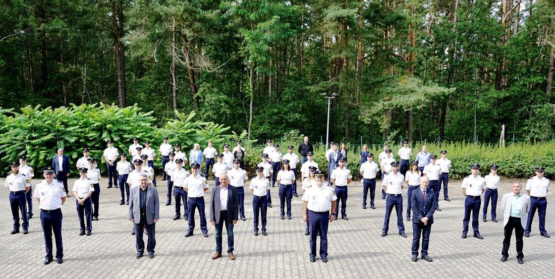 Schwandorf. Am 03.09.2020 begrüßte Polizeipräsident Norbert Zink 113 neue Kolleginnen und Kollegen, die überwiegend seit dem 1. September Dienst beim Polizeipräsidium Oberpfalz leisten, im Gemeinsamen Zentrum für grenzüberschreitende Zusammenarbeit mit [&hellip;]