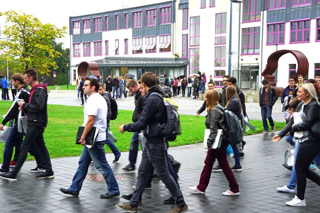 Weiden. Zwei Jahre Vorarbeit und unzählige Gespräche hatten Erfolg! An der OTH Amberg-Weiden wird am Standort Weiden der neue Studiengang „Geoinformatik“ eingerichtet. Der Studiengang ergänzt das Ausbildungsangebot in der Oberpfalz [&hellip;]