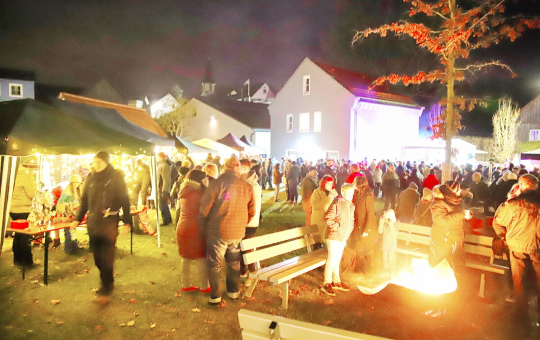 Etzenricht. Das Dorffest lockte trotz des grauen Wetters etwa 500 bis 600 Gäste an. Essen und Trinken waren gefragter denn je. Eine kontrastreiche Ausstellung fand laufend Interesse bei allen Generationen.