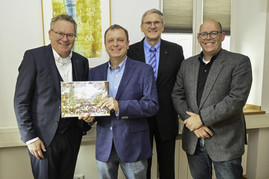 Amberg. Der Lions-Adventskalender ist zurück und fördert soziale Projekte. Die Auflage beträgt 3.500 und der Preis acht Euro. Der Verkaufsstart ist am Samstag, 25. Oktober 2025, auf der Krambrücke und Termine folgen am 8., 15., 22. und 29. November.
