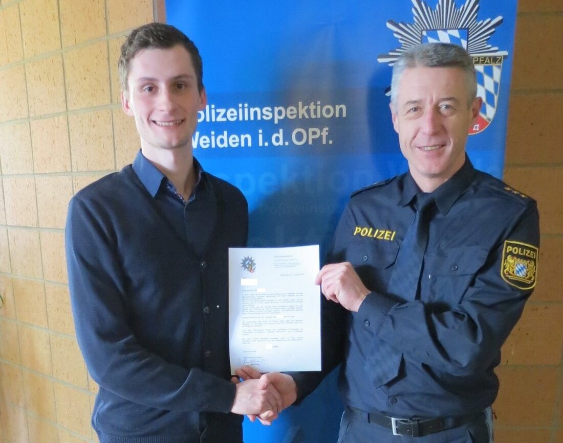 Weiden. In der Polizeiinspektion gab es allen Grund zur Freude: Polizeidirektor Klaus Müller überreichte Tobias S. eine Belohnung für seine Zivilcourage. Dank seiner Hilfe konnte die Polizei ein Duo stellen, [&hellip;]
