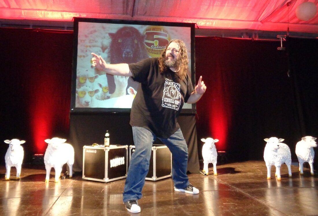 Fuchsmühl. Bembers zieht beim Auftritt im Gwäxhaus alle Register. Der selbst ernannte Rock’n’Roll Jesus begeistert sein Publikum.  Über 200 Besucher erleben den fränkischen Hardcore-Comedian „Bembers“ live. Er bleibt dem Publikum mit seinem [&hellip;]