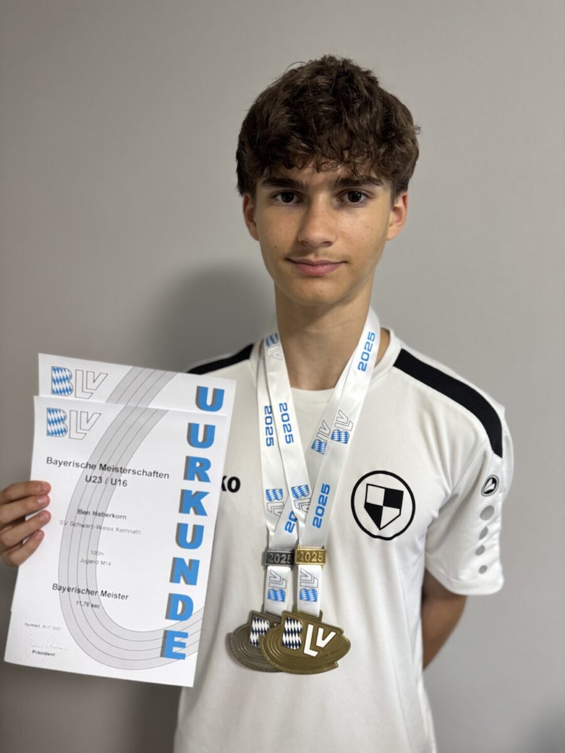 Ingolstadt/Hösbach. Ben Haberkorn vom SV Schwarz-Weiß Kemnath gewann Gold über 100 Meter und Silber im Weitsprung bei den Bayerischen Meisterschaften der U16 und U18. Luise Melzner und Simon Risch zeigten ebenfalls starke Leistungen für Kemnath.