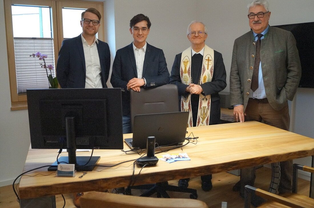 Neustadt/WN. Vom Äußerlichen her ist das Haus am Stadtplatz 1a zu einem wahren Schmuckstück geworden. Am Samstag weihte Versicherungsmakler Benedikt Grimm seine Büroräume offiziell ein. Mit dem kirchlichen Segen übergab [&hellip;]