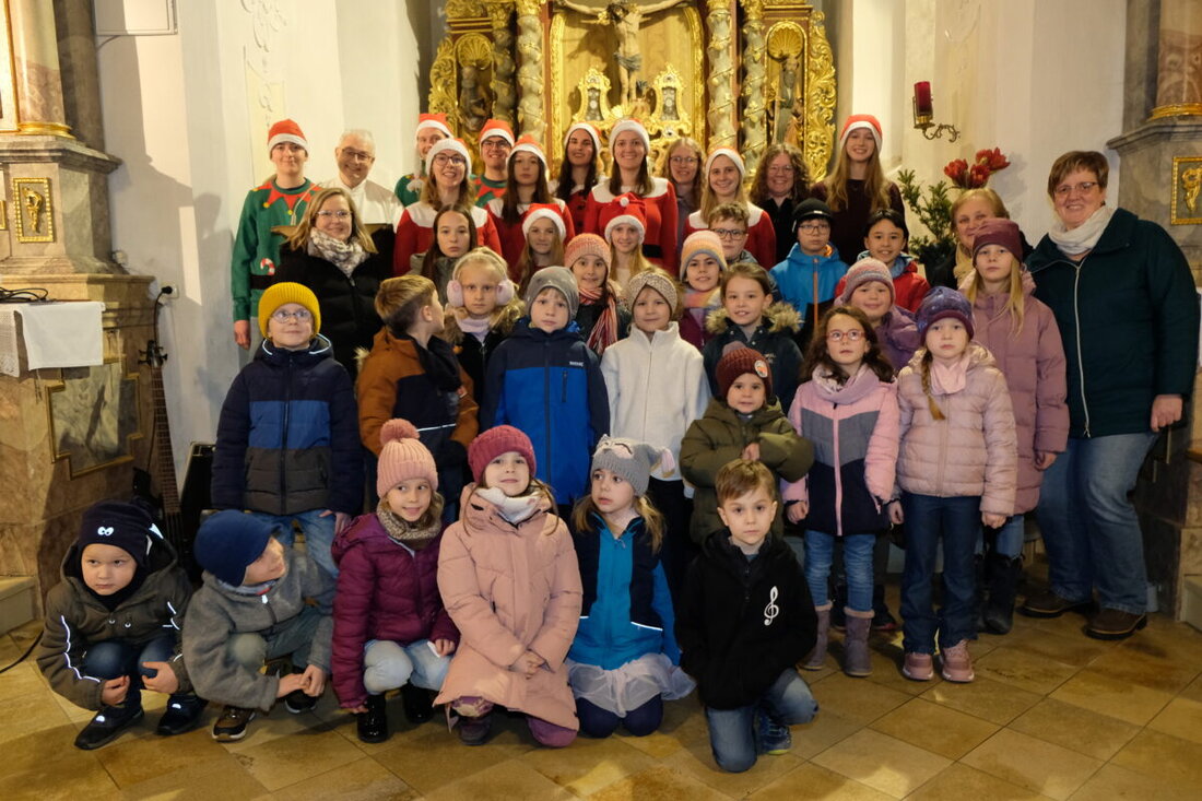 Tremmersdorf. Zwei Tage vor dem dritten Advent füllten Musik, Gesang und Licht die Filialkirche St. Peter und Paul. Junge Gruppen aus Speinshart gaben ein Benefizkonzert für Hilfe für Anja und rührten viele Besucher.