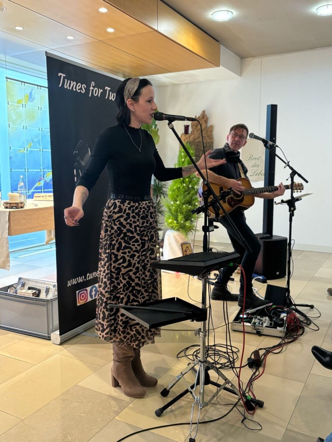 Weiden. "Tunes for Two" gab ein Benefizkonzert in der Kapelle des Klinikums zu Gunsten des Fördervereins für Schwerkranke und sammelte 925 Euro.