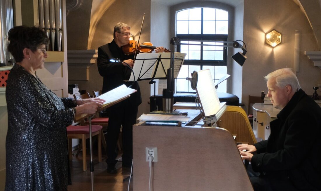 Floß. Ein Benefiz-Kirchenkonzert für das Hospiz St. Felix in Neustadt begeisterte mit Sopran, Violine und Orgel. Kantor Andreas Kunz feierte 30 Jahre und erhielt viel Applaus und Glückwünsche.