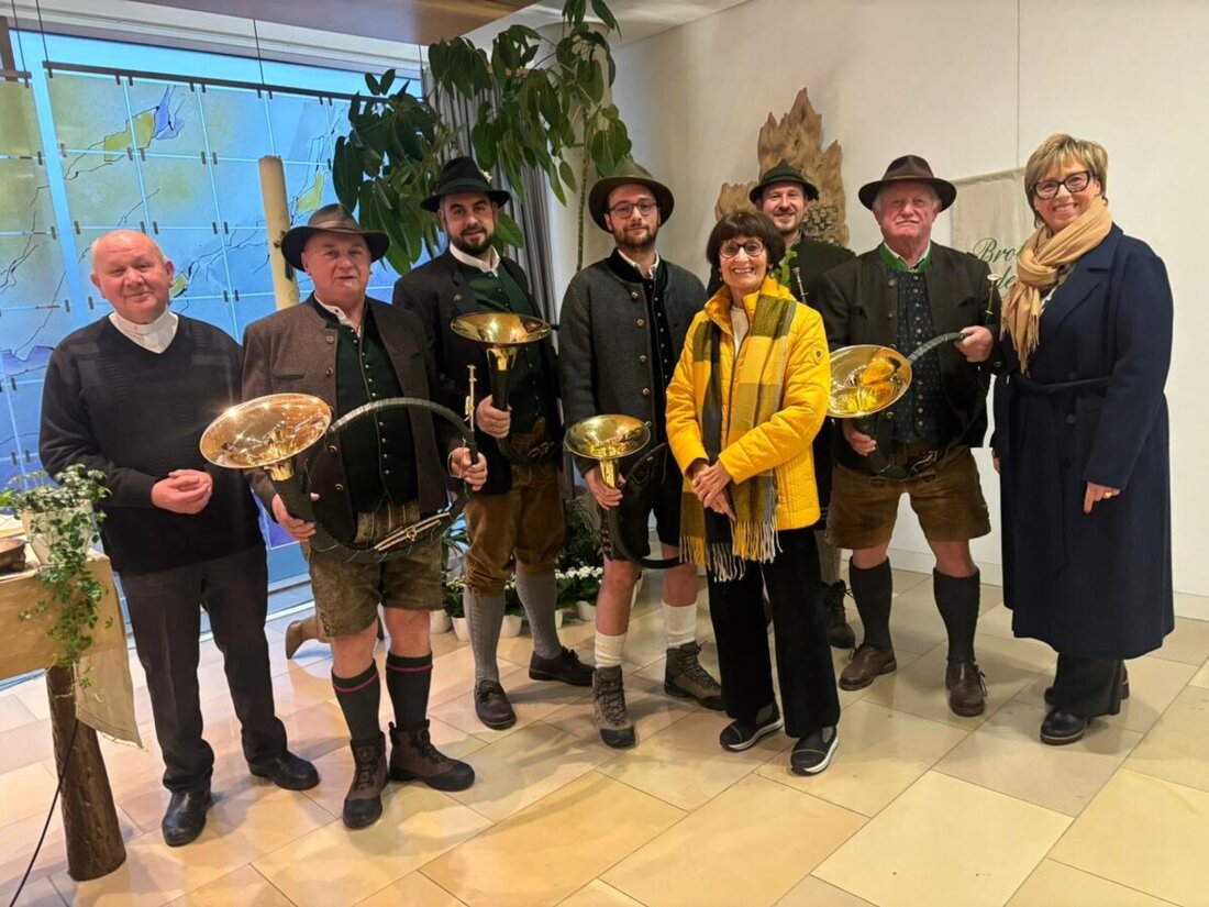 Weiden. In der Kapelle des Klinikums spielte das Ensemble Jagdhornzauber ein bewegendes Benefizkonzert. Etwa 100 Gäste hörten besinnliche Texte und warme Klänge; rund 400 Euro kommen dem Förderverein für Schwerkranke zugute.