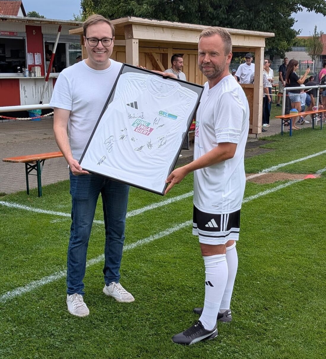 Amberg. Beim großen Benefizspiel von Global United FC am Samstag am Bergsteig in Amberg präsentierte der Bayerische Jugendring sein Ehrenamtsprojekt „Jung & Engagiert“ und lud zum aktiven Mitmachen ein. Ziel war und ist es, junge Menschen für das freiwillige Engagement zu begeistern – und gleichzeitig zu zeigen, wie unverzichtbar das Ehrenamt für unsere Gesellschaft ist.