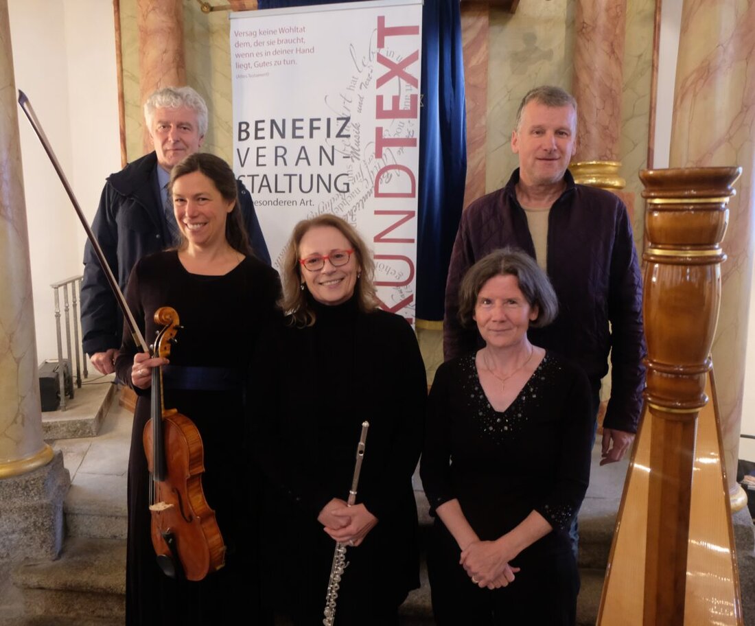 Floß. Die "Helfer vor Ort" in Weiden/Neustadt erhalten finanzielle Unterstützung durch Spenden, zuletzt 442,50 Euro bei einer Benefizveranstaltung. Organisiert wurde das Event von Wolfgang Göldner mit dem "Trio Beatissimo".