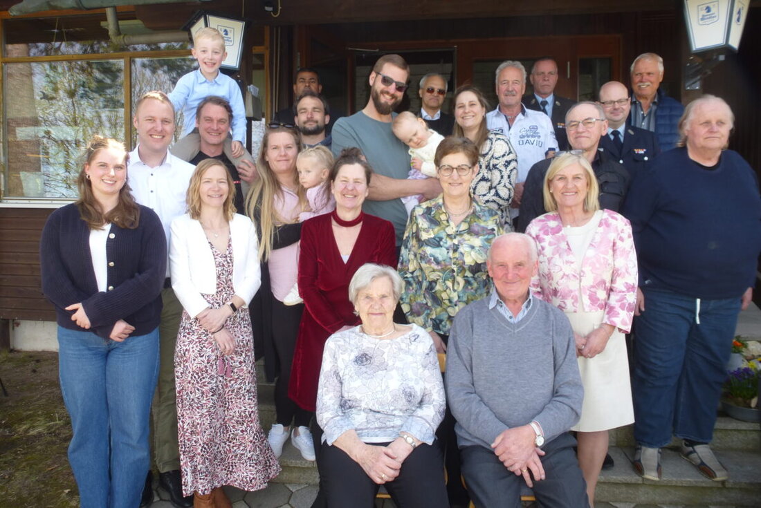 Dürnast. Benno Fischer feierte seinen 90. Geburtstag im Kreis von Familie, Geistlichen und Weggefährten. Der frühere Automechaniker und Ehrenamtliche wurde für sein langes Wirken in Siedlerbund und Feuerwehr gewürdigt.