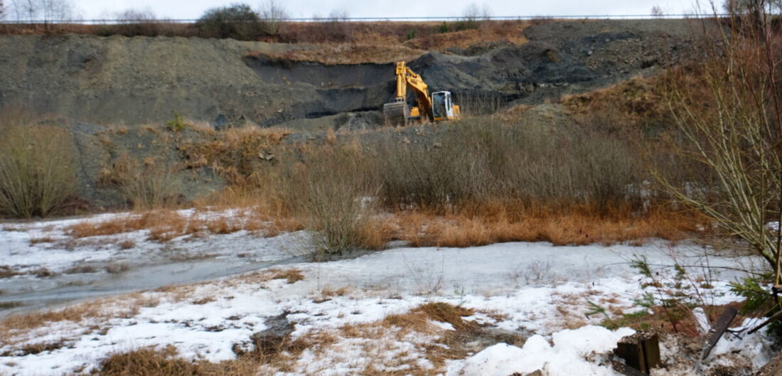 Speinshart. Der Tonabbau am Barbaraberg ist bis 31. Dezember 2029 genehmigt, zugleich prüft die Gemeinde tiefere Förderung und spätere Rekultivierung. Ratsinfos zu Wärmeplanung, Kita und Wohnbau, mit närrischem Krawattenklau.