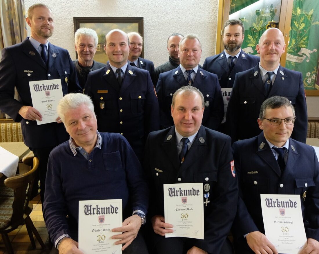 Bergnetsreuth. Die Freiwillige Feuerwehr Bergnetsreuth ehrte langjährige Mitglieder und betonte die Wichtigkeit der Organisation. Im Jahr 2027 feiert die Wehr ihr 100-jähriges Bestehen, wobei wichtige Ämter neu besetzt werden müssen.