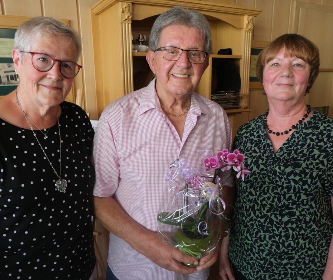 Karl Tabert wurde mit dem Ehrenzeichen des Bayerischen Ministerpräsidenten für jahrzehntelanges Engagement im AWO-Ortsverein Floß ausgezeichnet.
