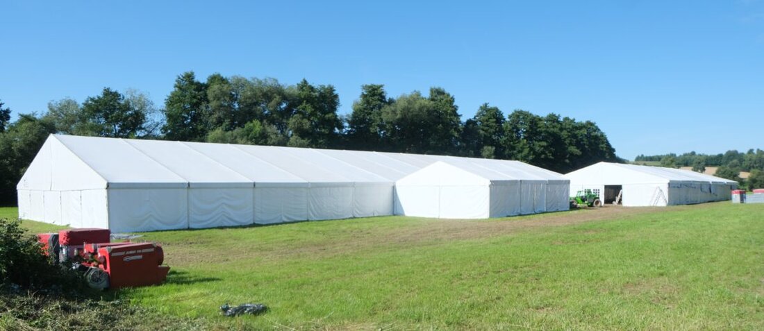 Floß. Ob man es wahrhaben will oder nicht, die Festzelte zur Flosser Kirwa vom 22. bis 25. August sind bereits aufgebaut. Was früher im Haus-Ruck-Verfahren mit viel Muskelkraft gut acht Tage vor dem Fest vollzogen wurde, das ist Vergangenheit. Der maschinelle Einsatz hat die Zeit überholt. Kein Wunder, dass das Festzelt mit anliegenden Nebenzelten für die Pils- und Schnapsbar wie aus dem Boden gestampft schon ihren festen Platz haben.