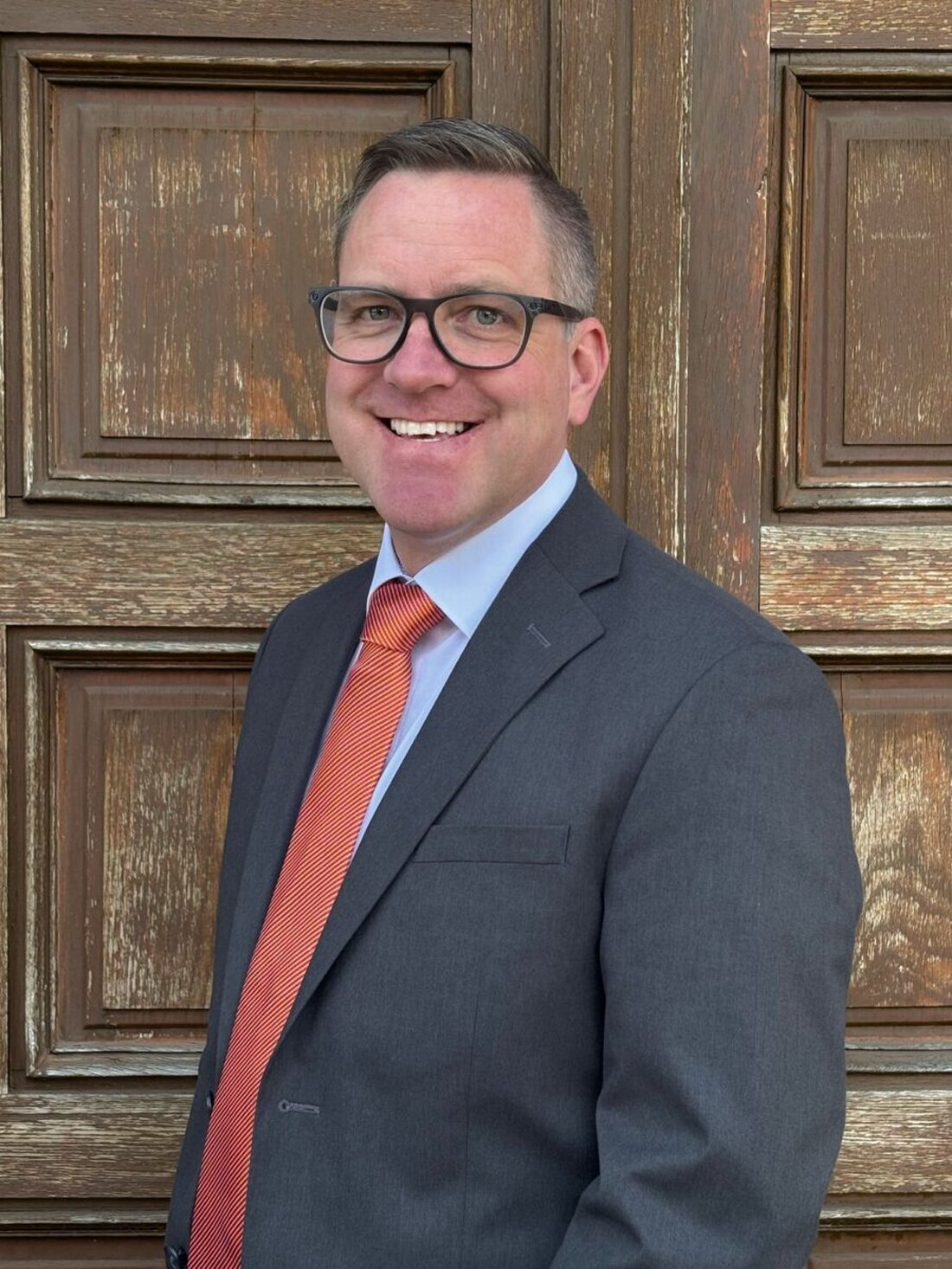 Eslarn. Bernd Reil tritt für die Freien Wähler zur Kommunalwahl 2026 in Eslarn an, um Nachfolger des scheidenden Bürgermeisters zu werden. Er setzt sich für parteiübergreifende Zusammenarbeit und die Förderung von Familien und Jugendprojekten ein.