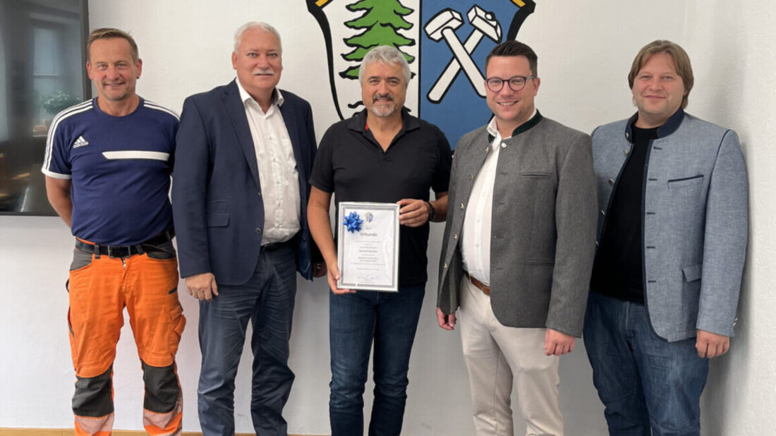 Maxhütte-Haidhof. Seit 40 Jahren im öffentlichen Dienst: Die Stadt würdigt Bernd Schindler für seinen Einsatz vom Ordnungsamt bis zum Hauptamt. Zweiter Bürgermeister Matthias Meier überreichte die Dankesurkunde.