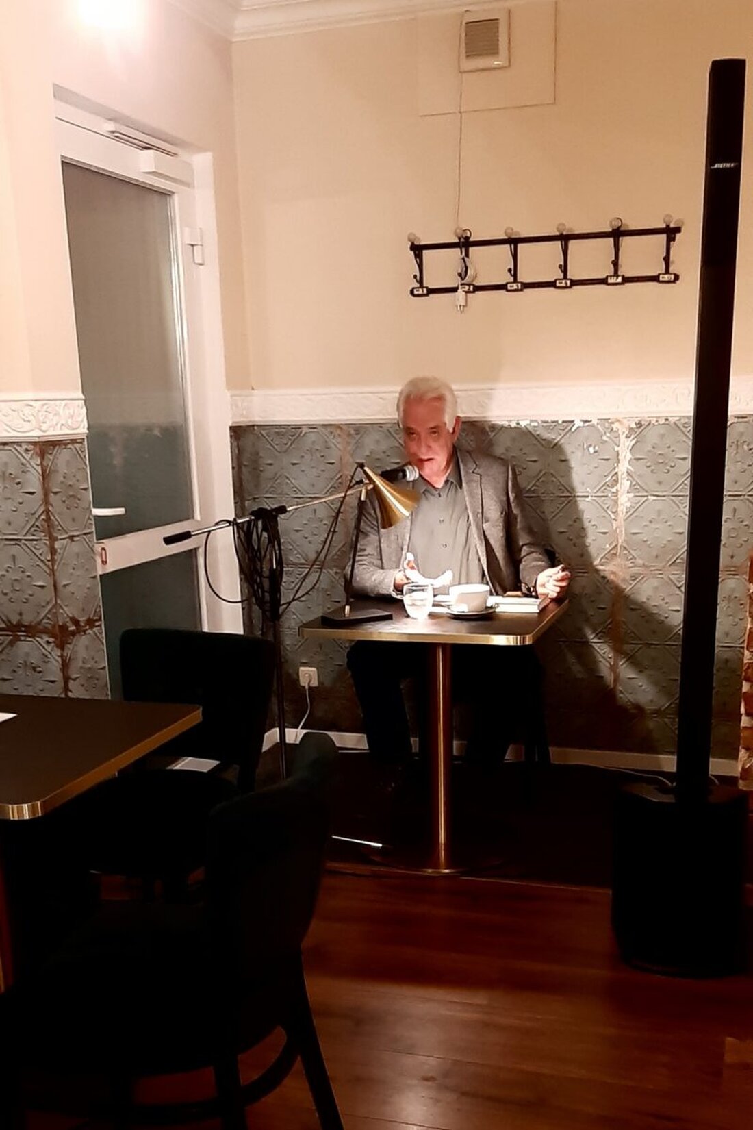 Pressath. Bernhard Setzwein stellte seinen Roman "Kafkas Reise durch die bucklige Welt" vor und fesselte mit seiner kreativen und sprachspielerischen Lesung.