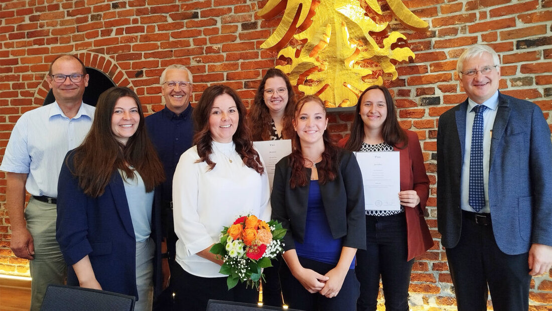 Erbendorf. Im Rathaus wurden Mitarbeiter für erfolgreiche Aus- und Weiterbildungen geehrt und neue Kolleginnen im Team begrüßt. Bürgermeister Reger gratulierte und betonte das gute Miteinander.