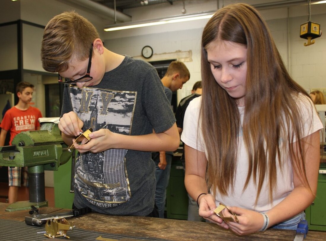 Weiden. Mucksmäuschenstill ist es in der Metallwerkstatt des Bildungszentrums der Handwerkskammer Niederbayern-Oberpfalz in Weiden. Eine Gruppe Achtklässler der Lobkowitz-Realschule in Neustadt/WN ist gerade dabei, einen Miniatur-Helikopter aus Messing zusammenzubauen. Nach vielen [&hellip;]