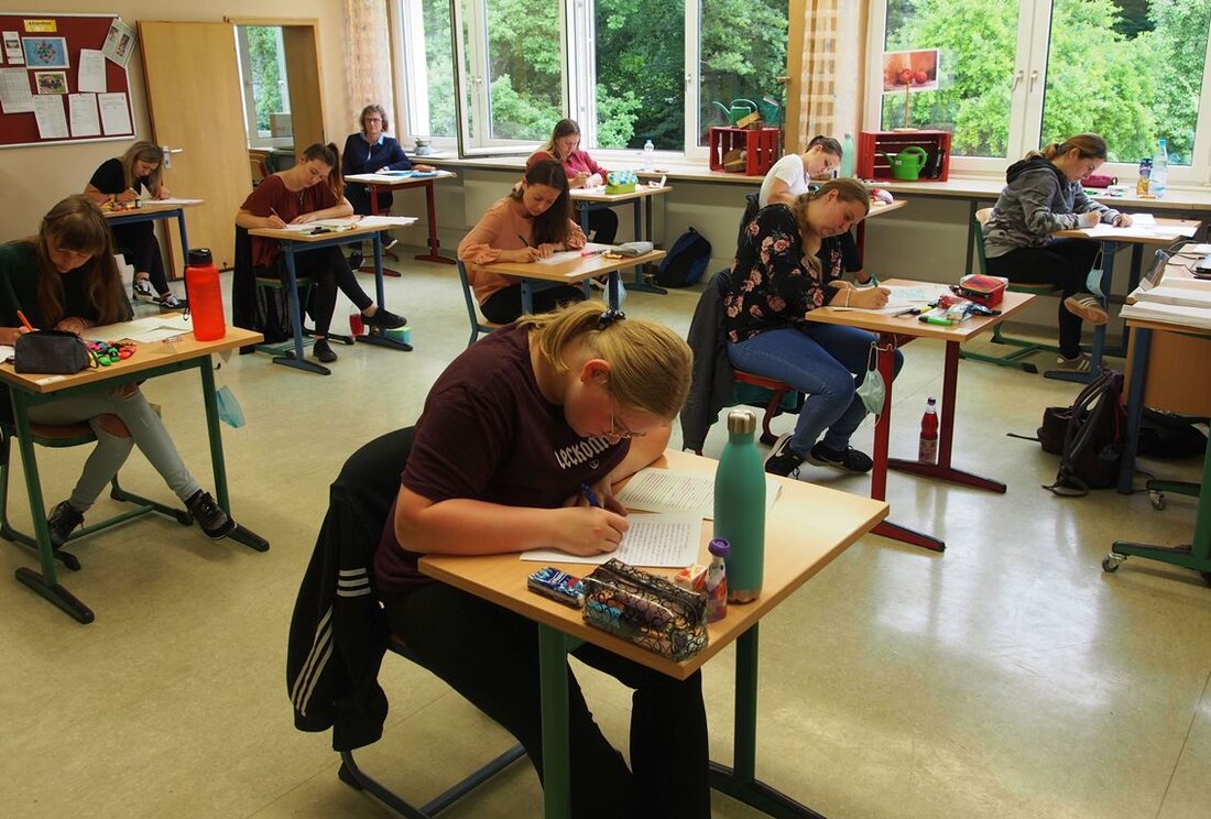 Neustadt/WN. Prüfungen bleiben von den gelten Hygiene- und Abstandsregelungen nicht verschont.  Von Bernhard Knauer  Studierende der Fachakademie Neustadt haben ihre Abschlussprüfungen unter Wahrung aller Hygiene- und Abstandregelungen geschrieben. Für das [&hellip;]