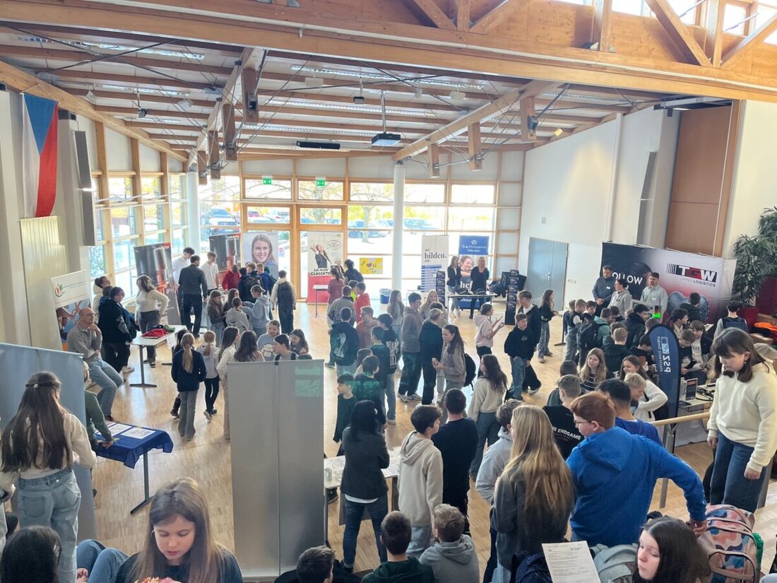 Vohenstrauß. Berufswahl und Ausbildungsmöglichkeiten standen für die Schüler der Realschule Vohenstrauß im Fokus, inklusive Betriebsbesichtigungen und einer Ausbildungsmesse. Die Veranstaltung bot vielfältige Einblicke in verschiedene Berufsfelder und wurde positiv von den Jugendlichen aufgenommen.
