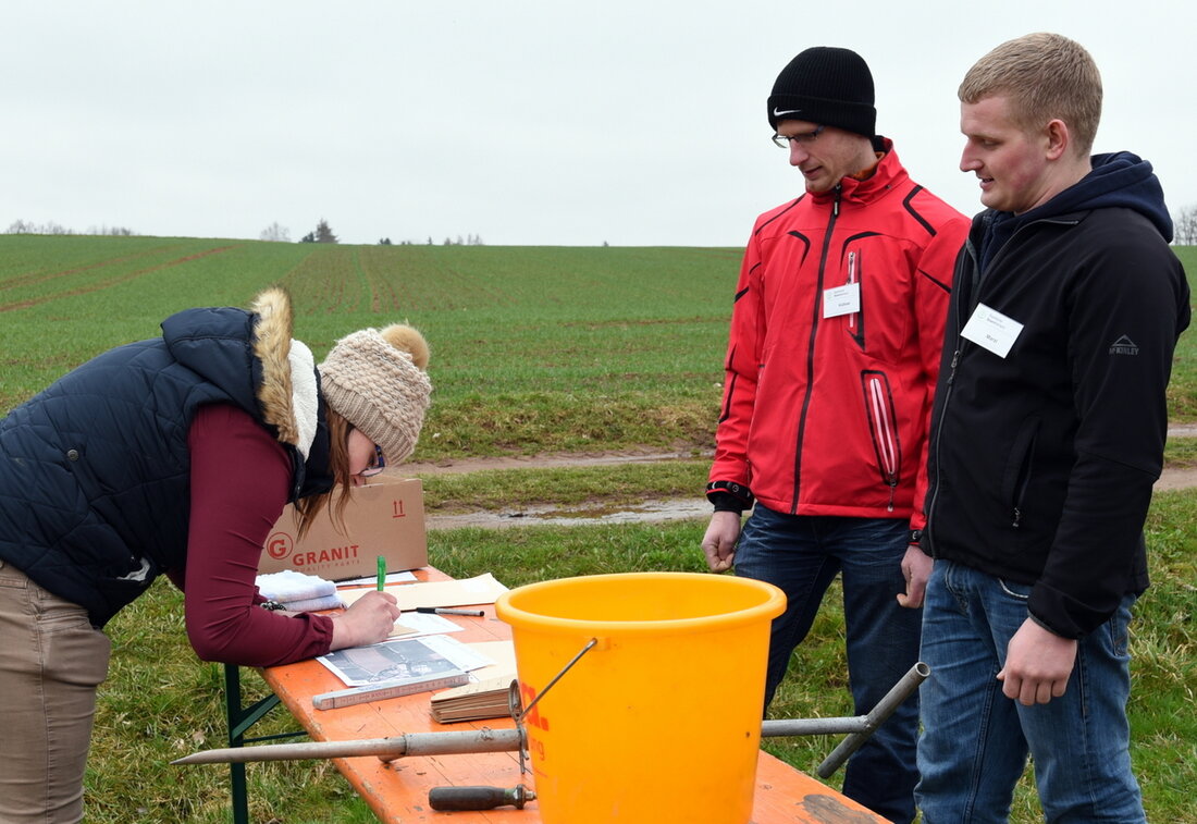 Almesbach. Den hohen Leistungsstand der landwirtschaftlichen Berufsausbildung dokumentieren, Einblicke in das breite Spektrum der grünen Berufe gewinnen und dabei auch noch Spaß haben und junge Leute in den gleichen Berufs- [&hellip;]