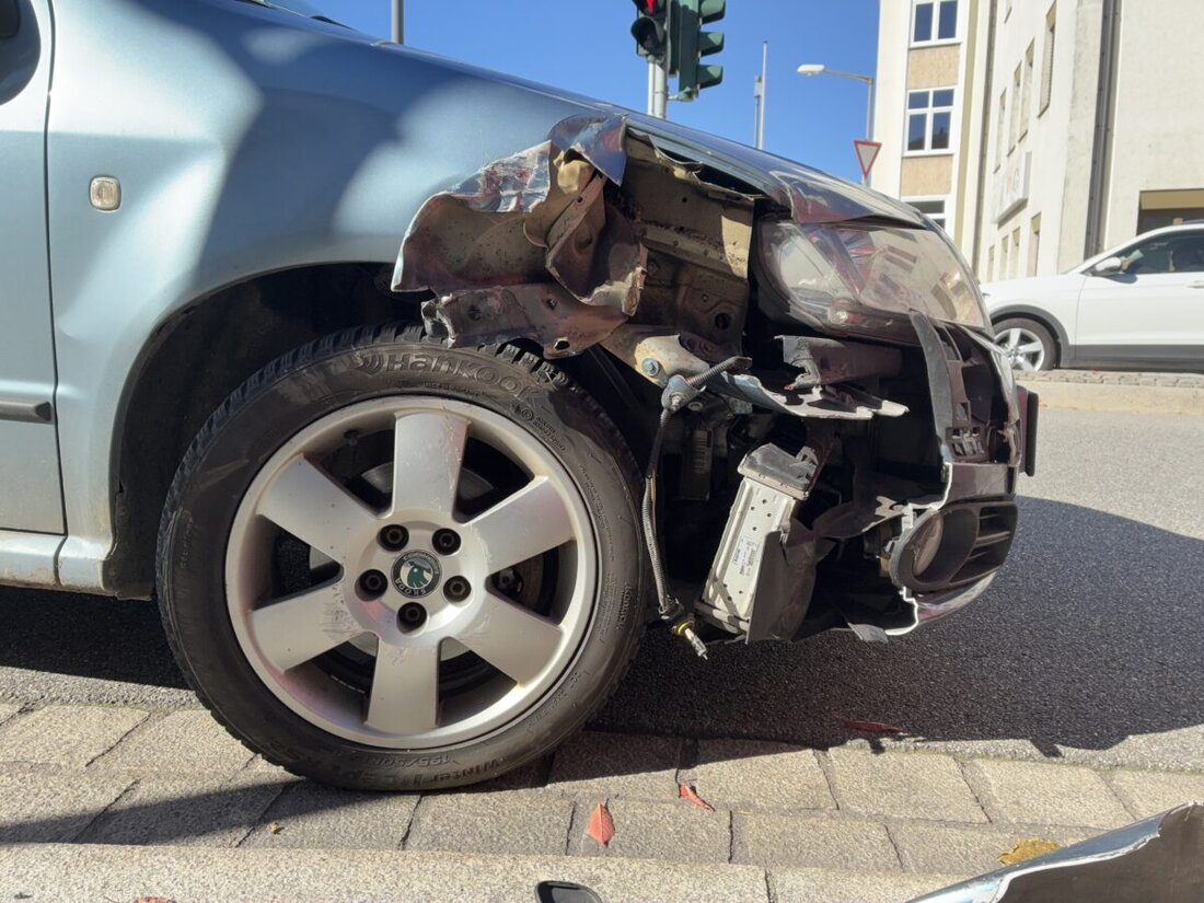 Schwandorf. Ein 74-jähriger Autofahrer hat in der Bahnhofstraße in Schwandorf einen Unfall verursacht. Er übersah beim Abbiegen das Auto eines 29-Jährigen. Schaden: etwa 20.000 Euro.