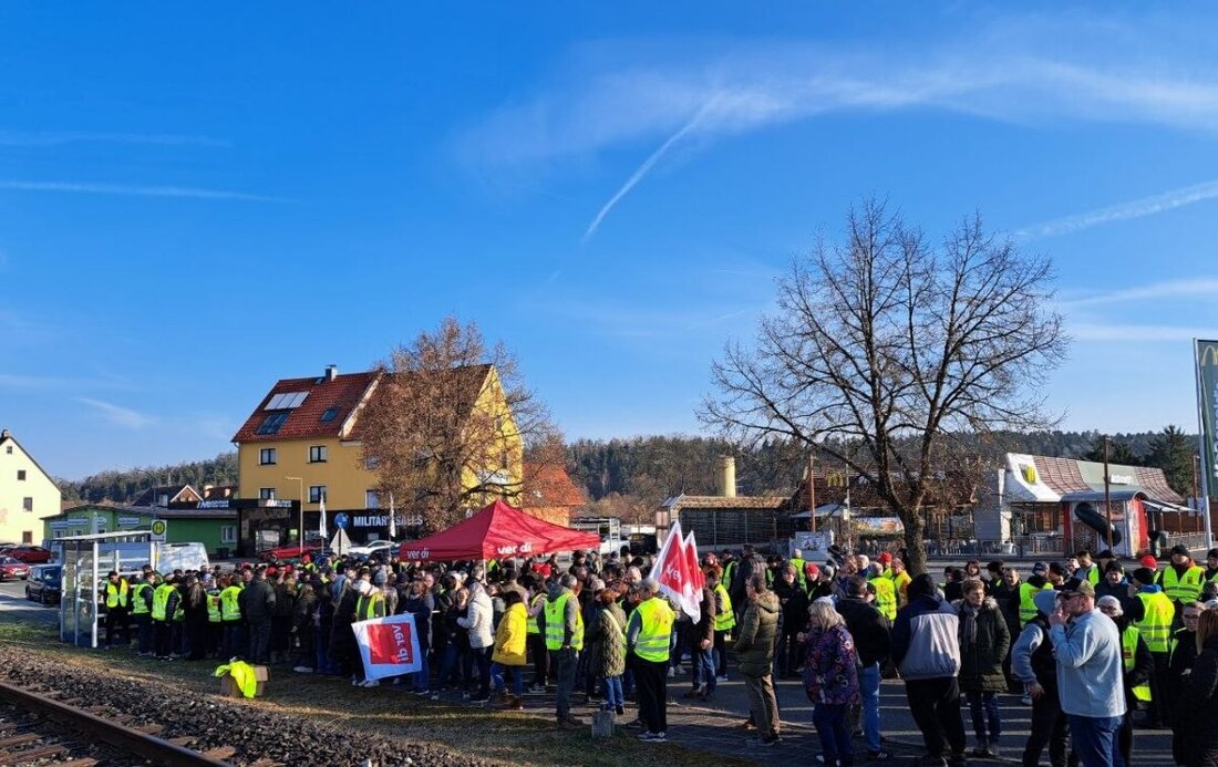 Regensburg. ver.di zieht nach einem Streiktag in Nordbayern der US-Army-Beschäftigten positive Bilanz: Hunderte streikten. Gefordert werden zwei Euro mehr pro Stunde für zwölf Monate; nächste Runde am 24. März 2026 in Berlin.
