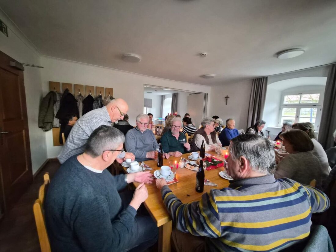 Böhmischbruck. Im festlich geschmückten Pfarrheim feierten Seniorinnen und Senioren der Pfarrgemeinde eine besinnliche Adventfeier mit rund 25 Gästen. Pater Joseph und Dekan Hösl begleiteten die Feier; Musik kam von Richard Reger.