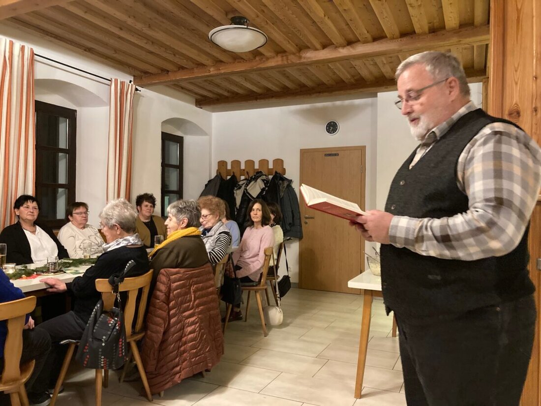 Döllnitz. Die Frauengruppe beschloss im Schützenhaus ihr Jahr mit vielen Gästen und adventlicher Stimmung. Diakon Ulrich Wabra war zum ersten Mal dabei, sprach ein Gebet und erzählte von der „25. Stunde“.