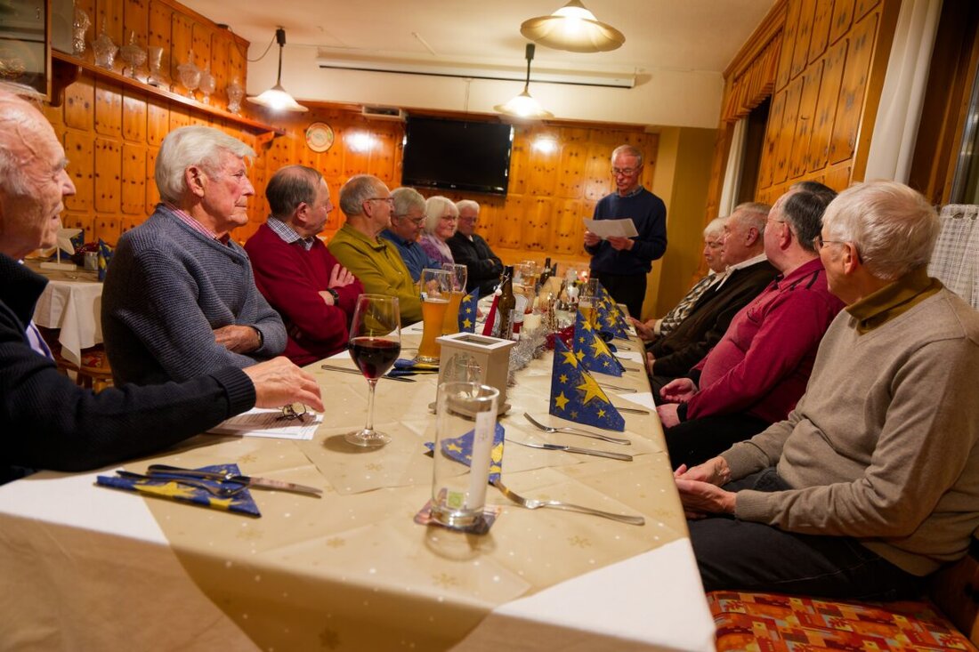 Weiden. Beim Stammtisch des Ortsverbands forderte DPVKOM-Landeschef Daniel Hoche faire Arbeitsbedingungen und lobte Bewerbungen für die Betriebsratswahl 2026. Ein Seniorenseminar vom 8. bis 10. Juni 2026 wurde angekündigt.