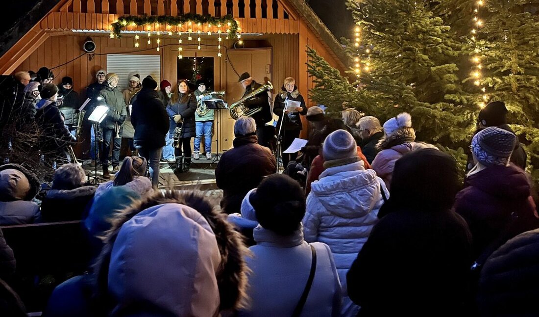 Weiden. Über 100 Besucher feierten die Waldweihnacht des Behinderten- und Vitalsportvereins mit Musik, Andacht und gemeinsamem Essen. Lichtdekoration und Knicklichter sorgten für festliche Stimmung am Schießlweiher.