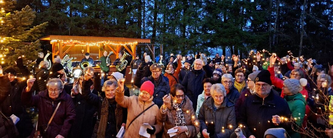 Weiden. Der Behinderten- und Vitalsportverein feierte am Schießlweiher eine stimmungsvolle Waldweihnacht. Andacht, Lichterkette und Nikolaus setzten besinnliche Akzente, während Gemeinschaft und Wärme den Abend prägten.