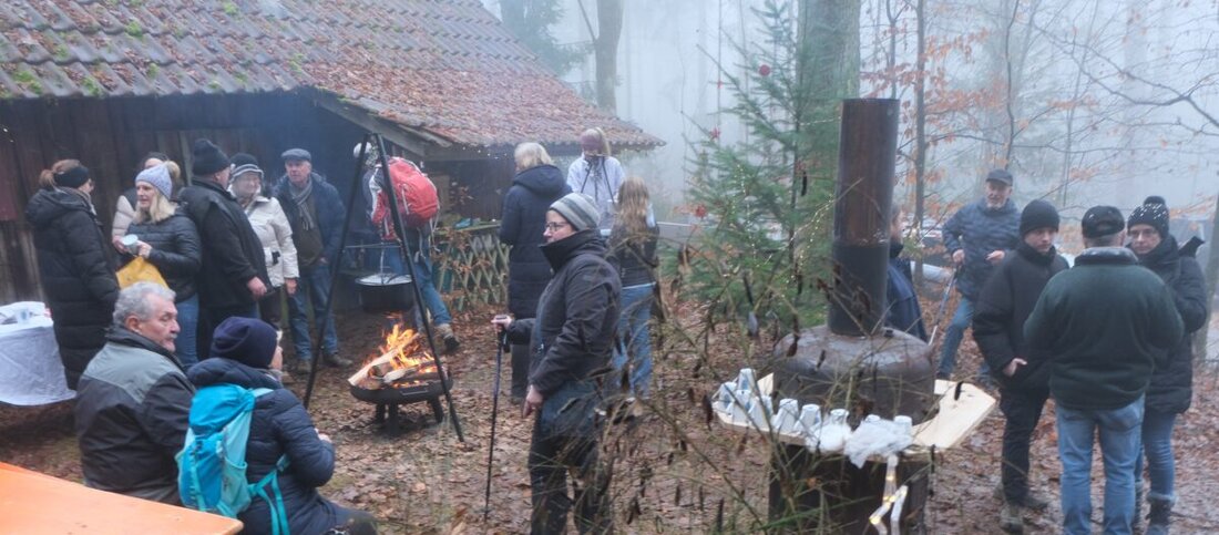 Floß. Auch wenn es keinen verschneiten Winterwald gab, wie dies in früheren Jahren der Fall war, war die Weihnachtsfeier am Samstag auf der Kalkhütte in der Nähe des Hausbergs der Flosser, des Haselsteins, für alle Wanderer und Heimatfreunde ein tiefgreifendes, schönes und eindrucksvolles Erlebnis.