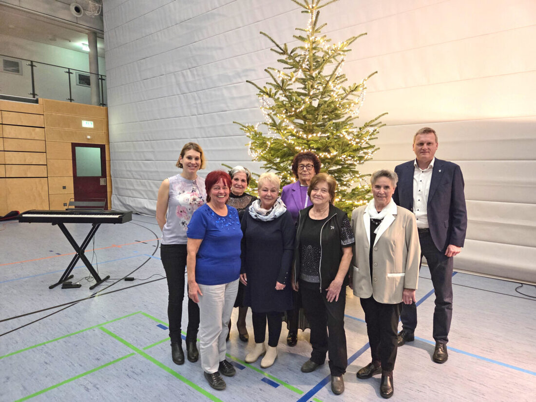 Maxhütte-Haidhof. Über 230 Seniorinnen und Senioren feierten am 2. Dezember 2025 in der Stadthalle eine Weihnachtsfeier mit Musik und Nikolaus. Bürgermeister Rudolf Seidl rief dazu auf, einander Freude zu schenken.