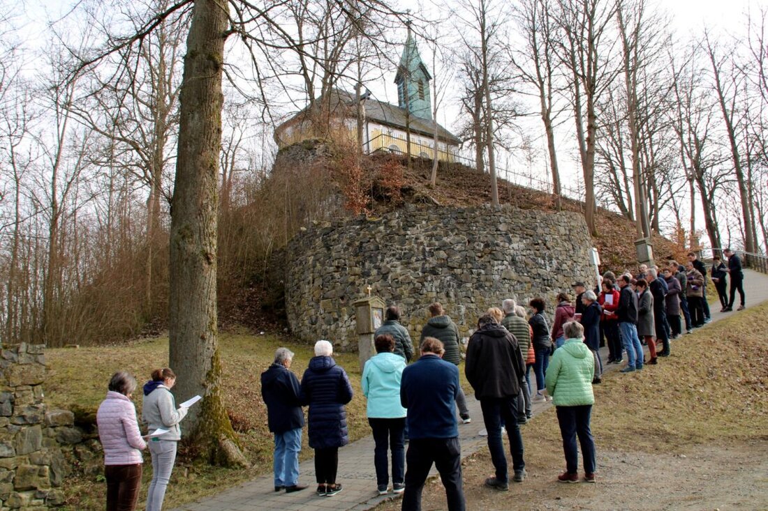 Parkstein. Am 23. März 2025 organisierte der katholische Männerverein Parkstein eine Kreuzwegandacht zur Bergkirche, die viele Gläubige anzog.