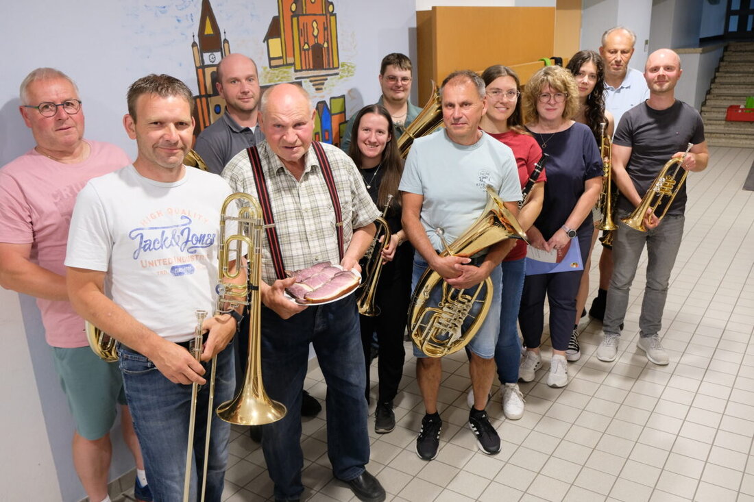Eschenbach. Ein Hauch des „Böhmischen Frühlings“ war bei der jüngsten Musikprobe der Stadtkapelle
Eschenbach im Probenraum des Ensembles in der Markus-Gottwalt-Schule zu spüren. „Wie ein
Traum“, ein Polkalied der befreundeten Hergolshäuser Musikanten, erklang zu Ehren von
unterschiedlichen Akteuren der Kapelle. 