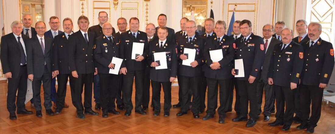Neustadt/WN/Kulmain. Regierungspräsident Axel Bartelt überreichte an zwei Nordoberpfälzer Feuerwehrleute das höchste Feuerwehr-Ehrenzeichen. Im Auftrag von Staatsminister Joachim Herrmann verlieh Regierungspräsident Axel Bartelt das Steckkreuz für besondere Verdienste. Der bayerische Landtag hat [&hellip;]