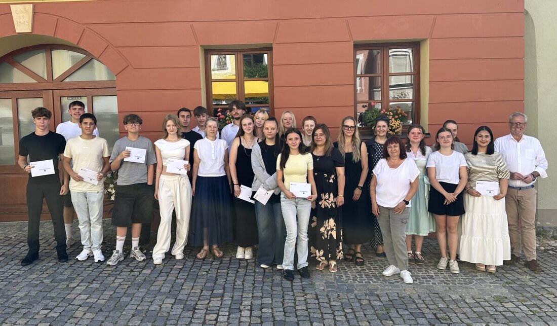 Schwandorf. Oberbürgermeister Andreas Feller hat die Jahrgangsbesten der Mittelschulen Kreuzberg und Dachelhofen im Rathaus geehrt. Insgesamt 18 Jugendliche überzeugten mit Notendurchschnitten zwischen 1,4 und 1,9.