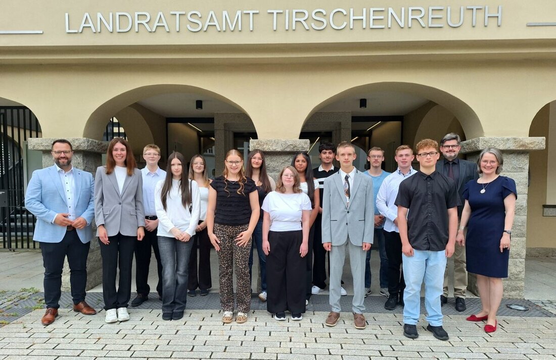 Tirschenreuth. Im Landratsamt wurden erneut die besten Mittelschul-Absolventinnen und -Absolventen des Landkreises ausgezeichnet – je die Jahrgangsbesten aus sieben Schulen im Quali und im mittleren Schulabschluss. Landrat und Schulamt würdigten die Leistungen.