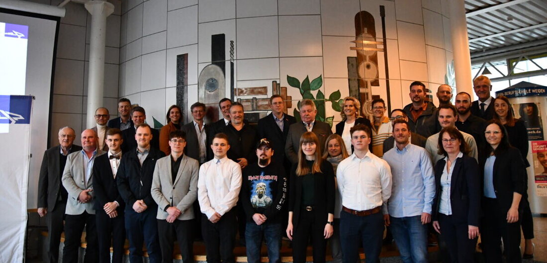 Weiden. Neun herausragende Absolventen der Europa-Berufsschule wurden für ihre Leistungen mit Preisen geehrt. Dabei wurde die anhaltende Relevanz von Geschlechterrollen in gewerblich-technischen und kaufmännischen Ausbildungen sichtbar.