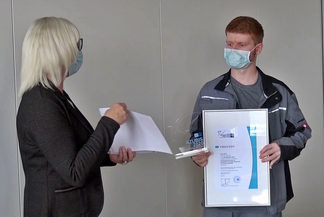 Eschenbach. Man merkt es allen an: Sie sind mächtig stolz. Frank Nickl hat als bester Azubi Deutschlands jetzt offiziell einen Pokal und eine Urkunde ausgehändigt bekommen.  Zusammen strahlen die Rogers-Geschäftsführer, [&hellip;]