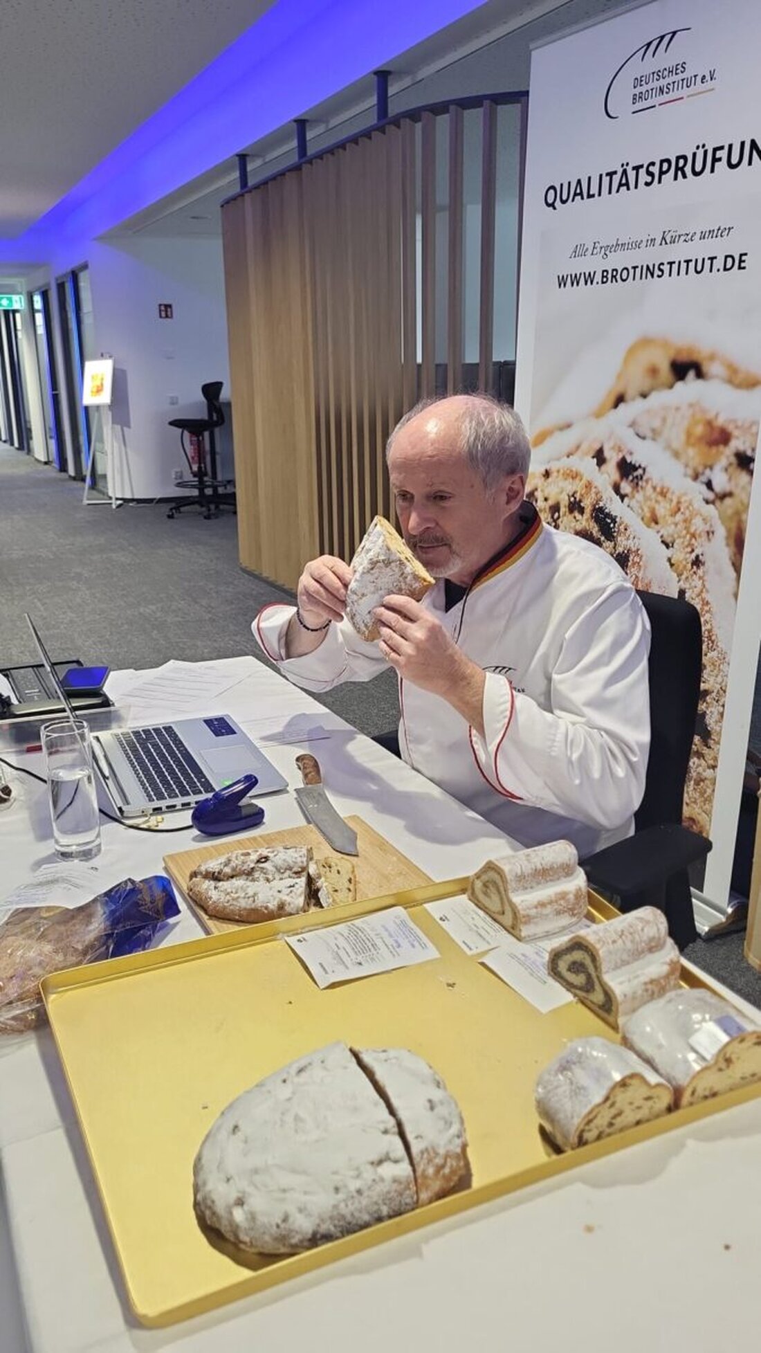 Weiden. Anfang Dezember fand in Weiden in der Volks- und Raiffeisenbank Nordoberpfalz wieder die Stollenprüfung der Bäckerinnung Nordoberpfalz mit 36 Proben von neun Handwerksbäckereien statt. Nach der Prüfung wurden die Stollen zur Verkostung angeboten, begleitet von kostenlos bereitgestelltem Glühwein.