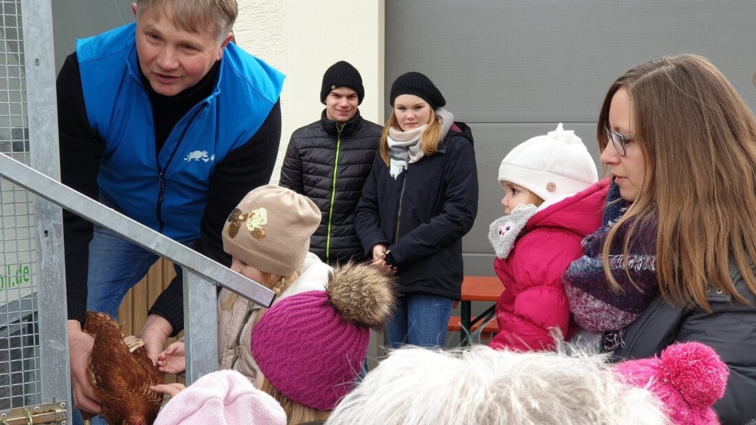 Luhe-Wildenau. Auf Einladung der Freien Wählergemeinschaft und der Familie Kick aus der Leuchtenberger Straße kamen rund 50 Interessierte, um sich die landwirtschaftlichen Aktivitäten der Familie Kick erklären zu lassen. Von [&hellip;]