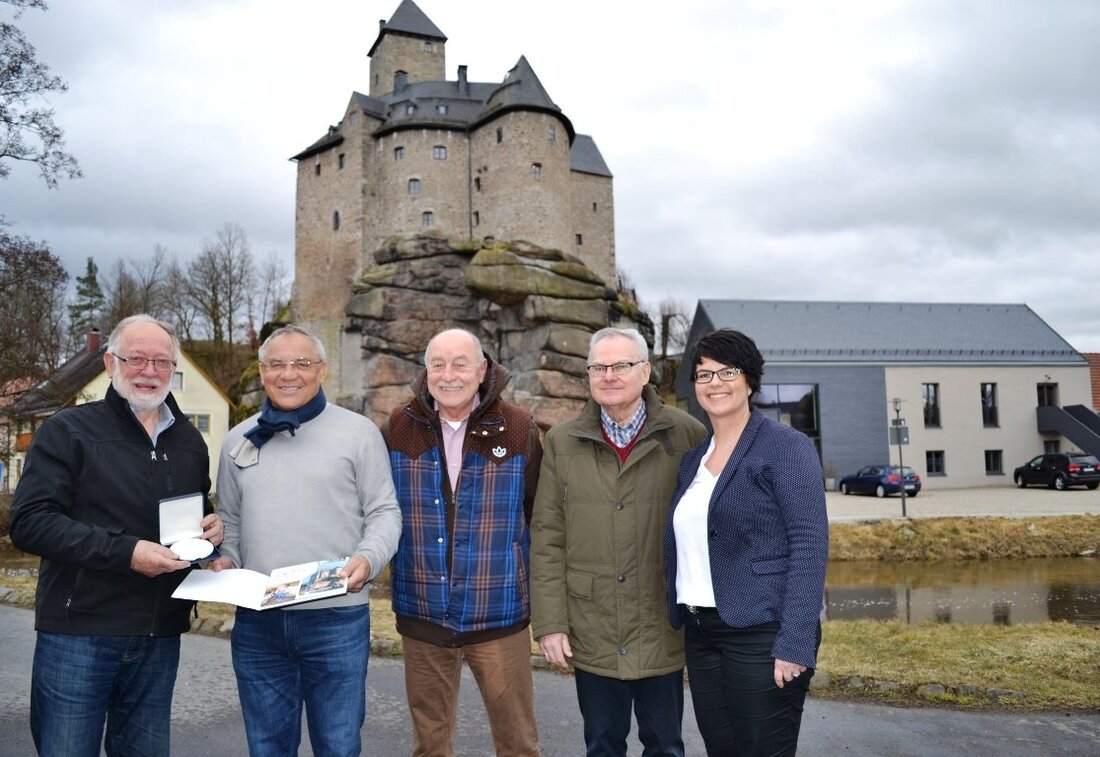 Falkenberg. Prominenter Besuch in Falkenberg: Erfolgstrainer Felix Magath besuchte die Burg. Initiator war sein langjähriger Freund und frühere Club-Betreuer Albert Üblacker. Von Udo Fürst Felix Magath hat ganz sicher schon [&hellip;]
