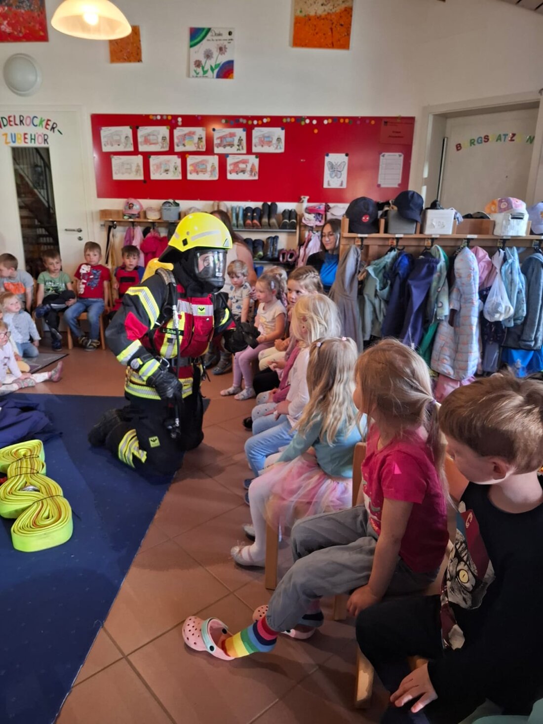 Leuchtenberg. Die Feuerwehr besuchte den Kindergarten St. Johannes, um den Kindern Evakuierung und Ausrüstung vorzustellen. Dabei durften die 50 Kinder zwischen zwei und sechs Jahren selbst Atemschutzausrüstung anprobieren.
