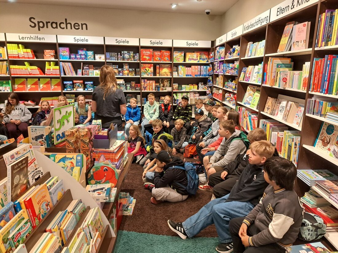 Erbendorf. Am Welttag des Buches besuchten Schüler der Grund- und Mittelschule Erbendorf eine Buchhandlung in Weiden, um Gutscheine einzulösen und mehr über Bücher zu lernen. Buchhändlerin Schmucker führte durch die Veranstaltung und schenkte jedem Kind zum Abschluss das Buch „Cool wie Bolle“.