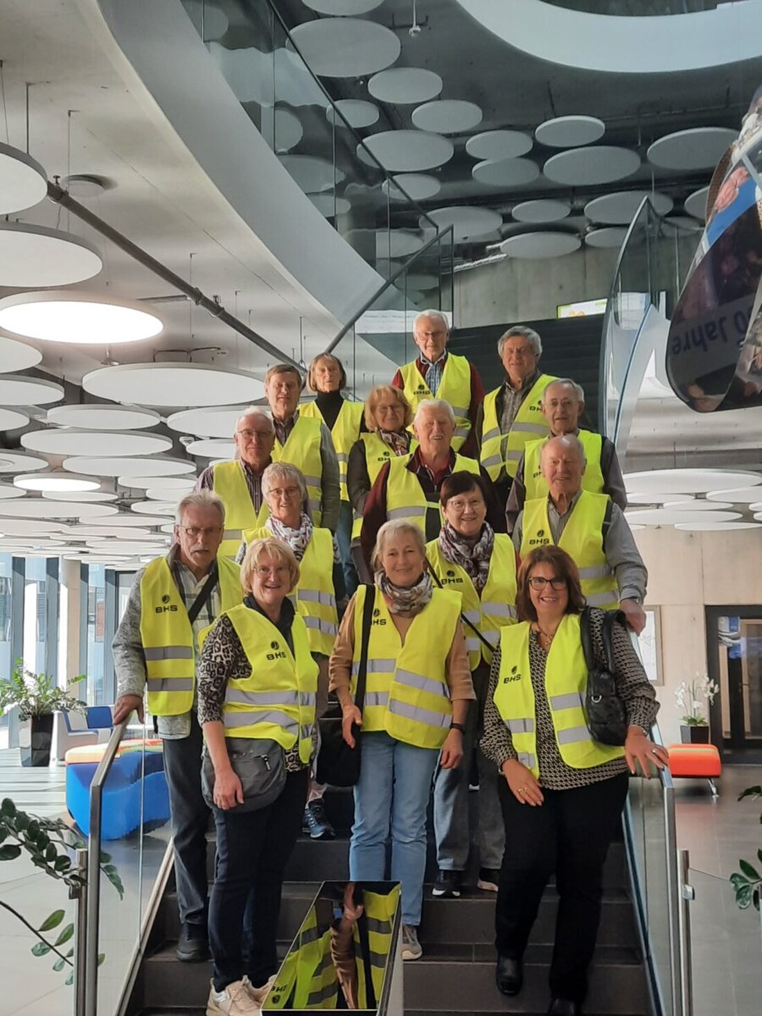 Pfreimd. Mitglieder des Kolpingkreises besichtigten BHS Corrugated in Weiherhammer mit einem 90-minütigen Audioguide und erhielten Einblicke in Technik, Nachhaltigkeit und Ausbildung.